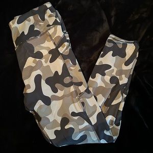 Army print workout leggings with pockets